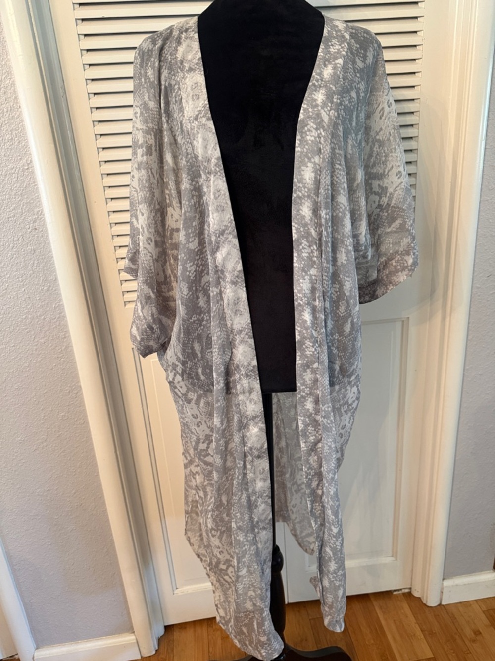 Rachel Zoe Gray & White Sheer snake Printed Kimono.